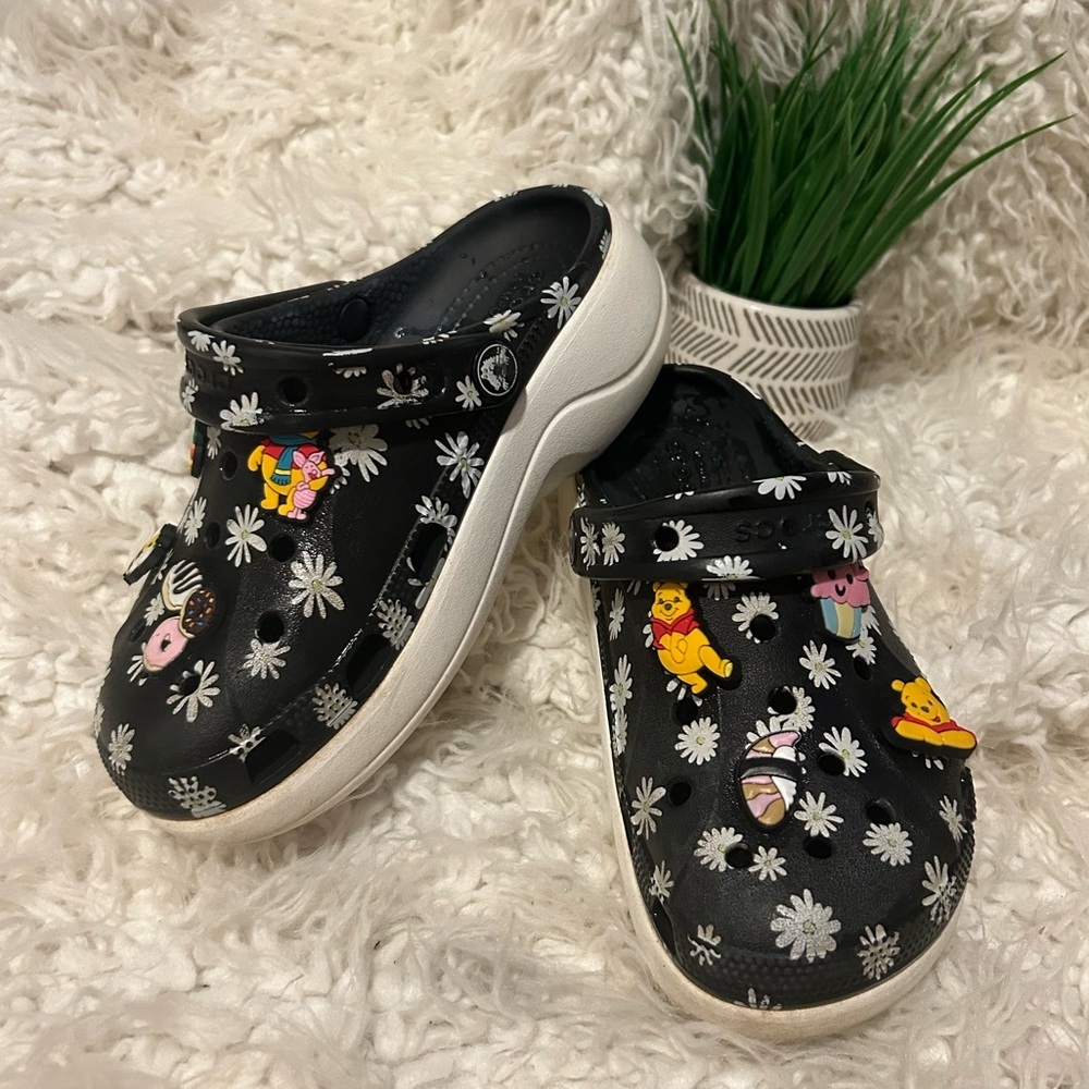 CROCS Classic Clogs Sandals Black Daisy Print All Over 4Y 5.5 W s202